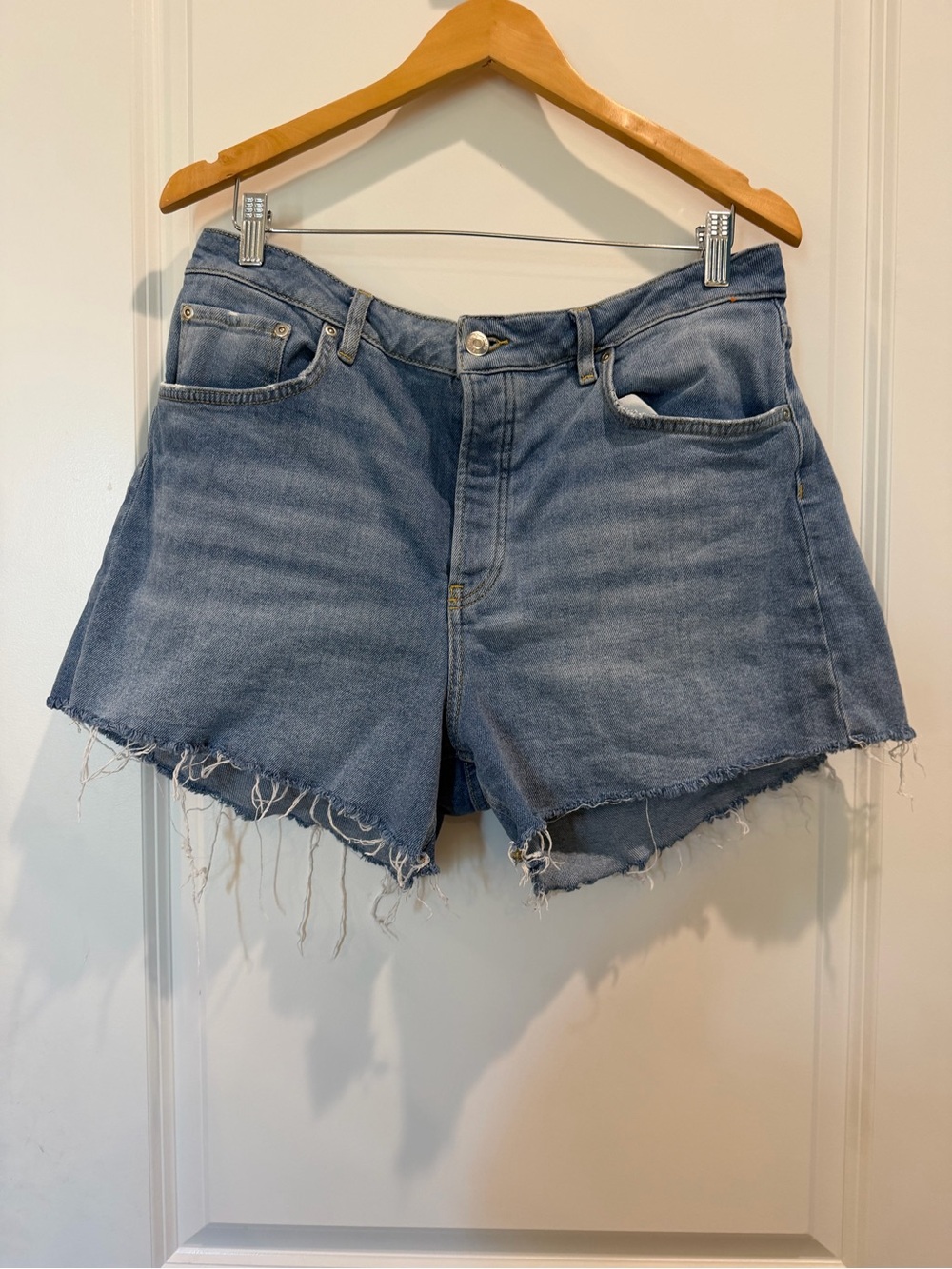 Antonio Melani Denim Cutoff Shorts Size 12 Light Wash High Rise Raw Hem Stretch